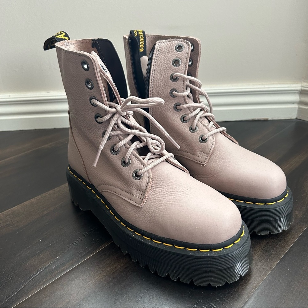 Brand new Dr Martens Boots, Taupe leather boots platform, size EU 41 US 9
